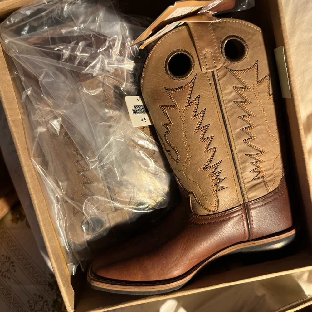 Smoke Mountain boots. Kids 4 1/2